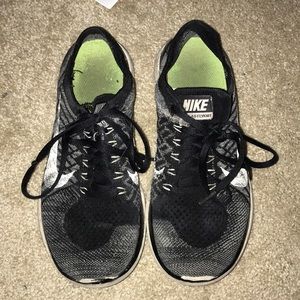 Black Nike free runs